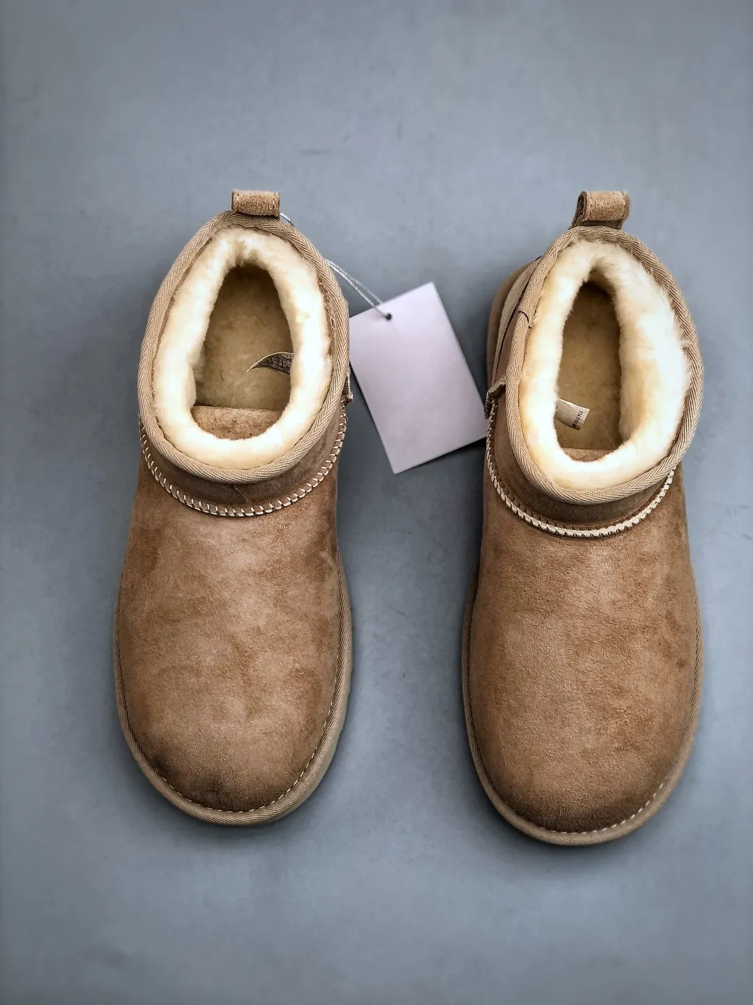 Local self-pickup 💰520 supports store placement. The top version on the market. UGG Mini thin-soled black short tube 1.5cm popular style. Produced by a major foreign trade factory in Guangzhou. Real sheep fur from toe to insole. Independent outer box packaging. Chip. Waterproof process. Different from any version on the market. 3cm thick sole, independently developed original outsole, cashmere insole, keeping warm in winter, suitable for home use. In the new year, uug has launched a style series, which is partially geared towards the preferences of young consumers. It has also moved to the forefront of fashion trends. Shoe body material, water-repellent coated suede upper, 17mm UGGPURE™ implanted wool insole, lightweight non-slip and comfortable rubber outsole, with brand LOGO, and full packaging. Size: 35-45